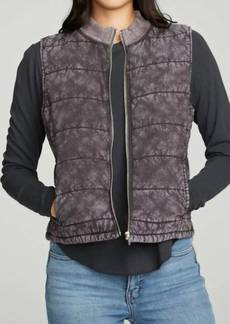 Chaser Quilted Mock Neck Puffer Vest In Black Cloud Wash