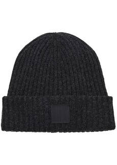 Marc Jacobs ribbed logo-patch beanie