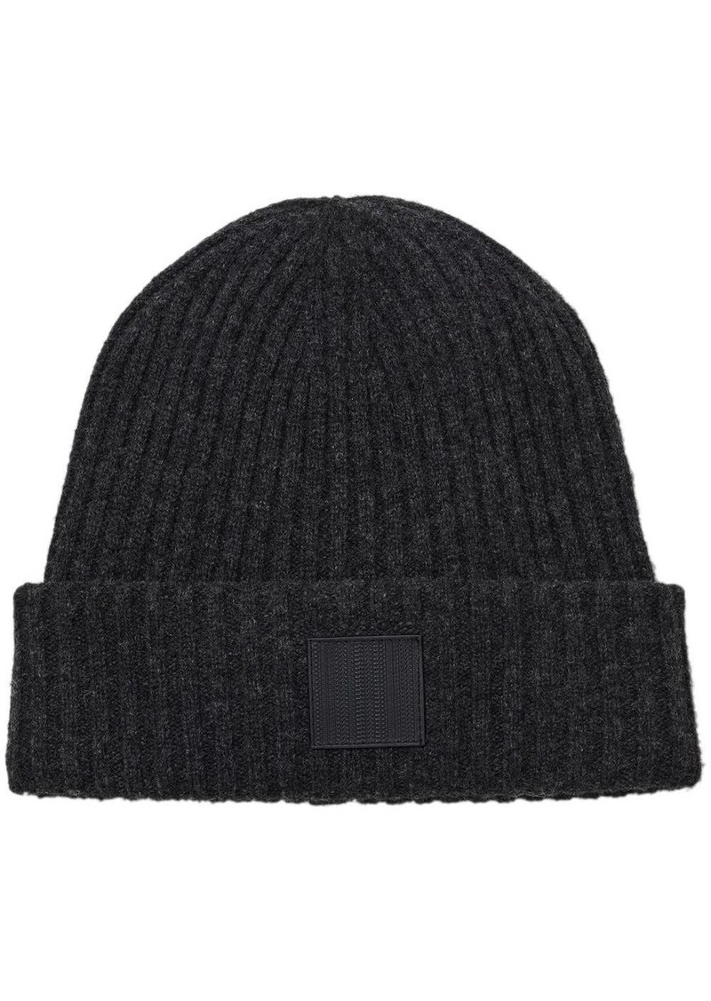 Marc Jacobs ribbed logo-patch beanie