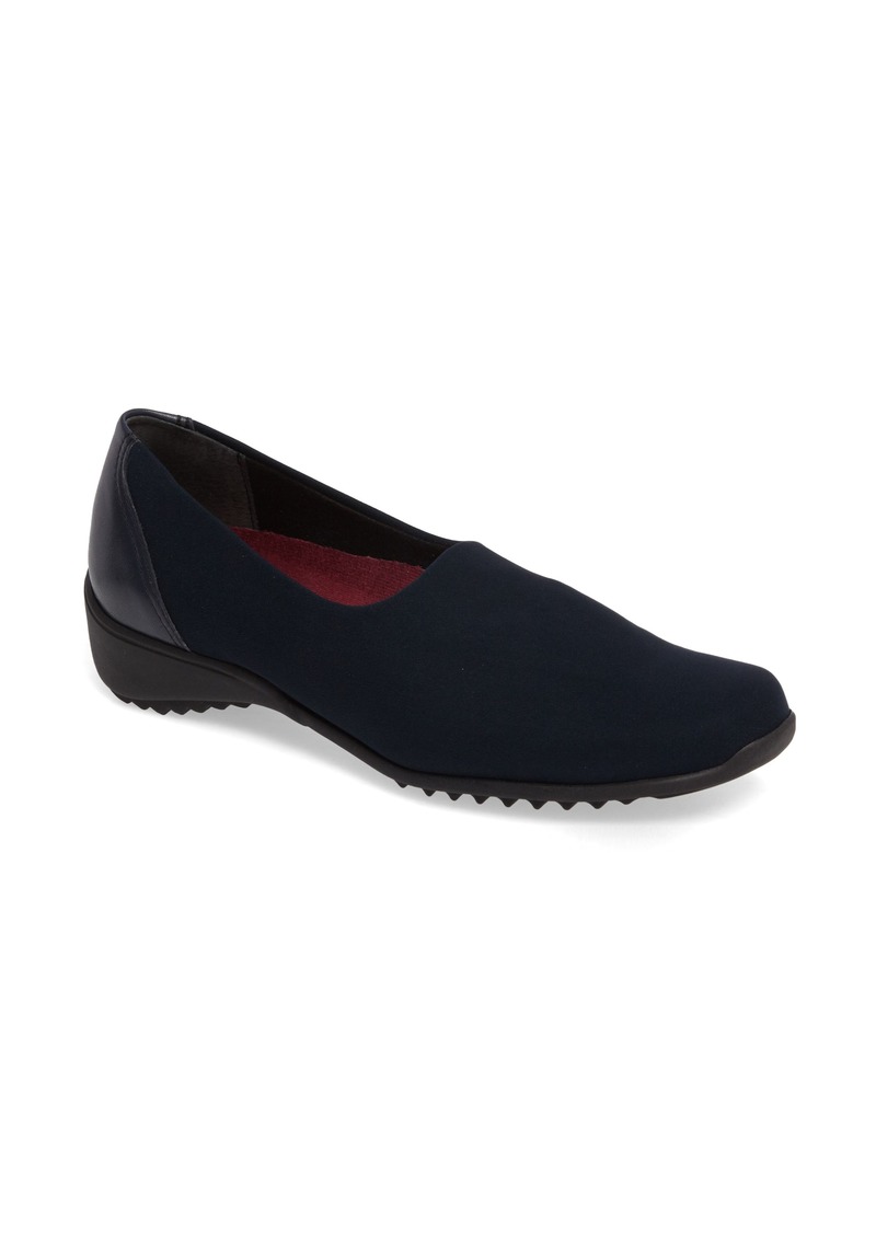 munro traveler slip on