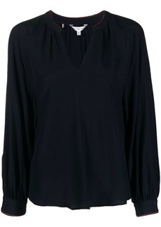 Tommy Hilfiger logo-patch V-neck blouse