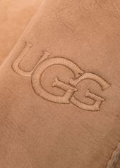 UGG embroidered-logo shearling mittens