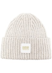 UGG logo-patch ribbed-knit beanie