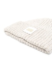 UGG logo-patch ribbed-knit beanie