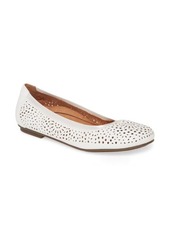 Vionic Robyn Flat in White Leather at Nordstrom